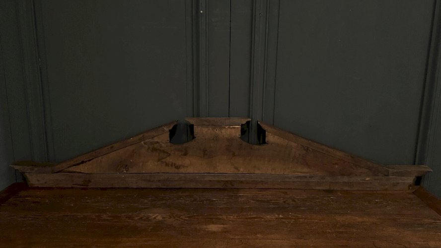 Fronton en bois sculpté 1751 décor d'oiseaux et de lys L9221