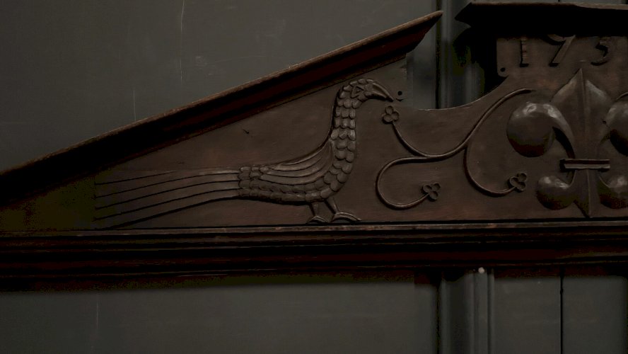 Fronton en bois sculpté 1751 décor d'oiseaux et de lys L9221