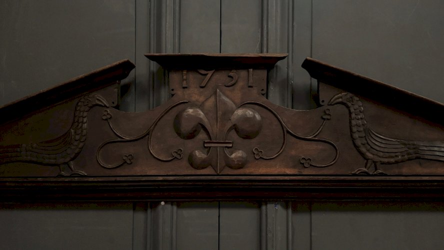 Fronton en bois sculpté 1751 décor d'oiseaux et de lys L9221