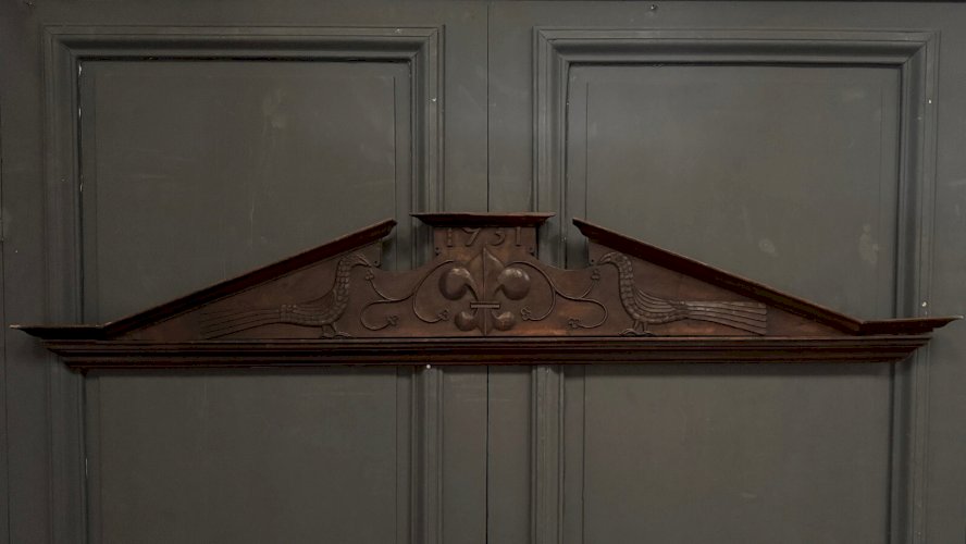 Fronton en bois sculpté 1751 décor d'oiseaux et de lys L9221