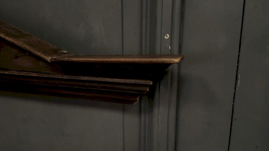 Fronton en bois sculpté 1751 décor d'oiseaux et de lys L9221