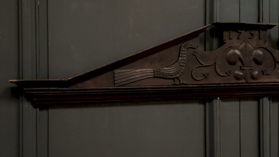 Fronton en bois sculpté 1751 décor d'oiseaux et de lys L9221
