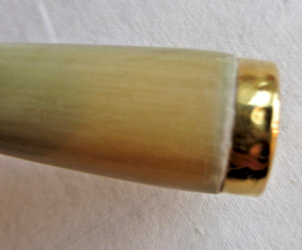 Fume cigarette Art Déco en os avec bague en OR, dans étui en peau