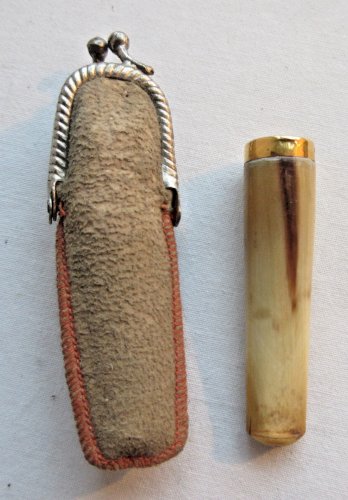 Fume cigarette Art Déco en os avec bague en OR, dans étui en peau