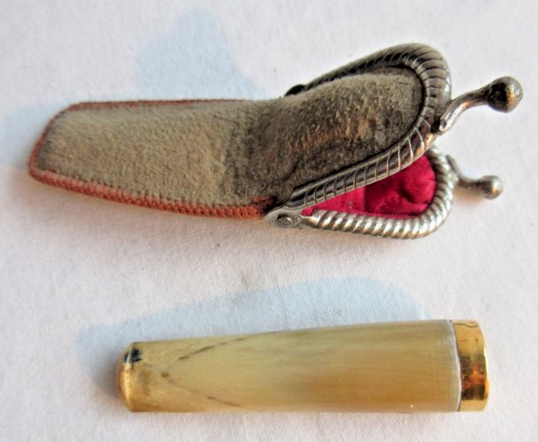 Fume cigarette Art Déco en os avec bague en OR, dans étui en peau