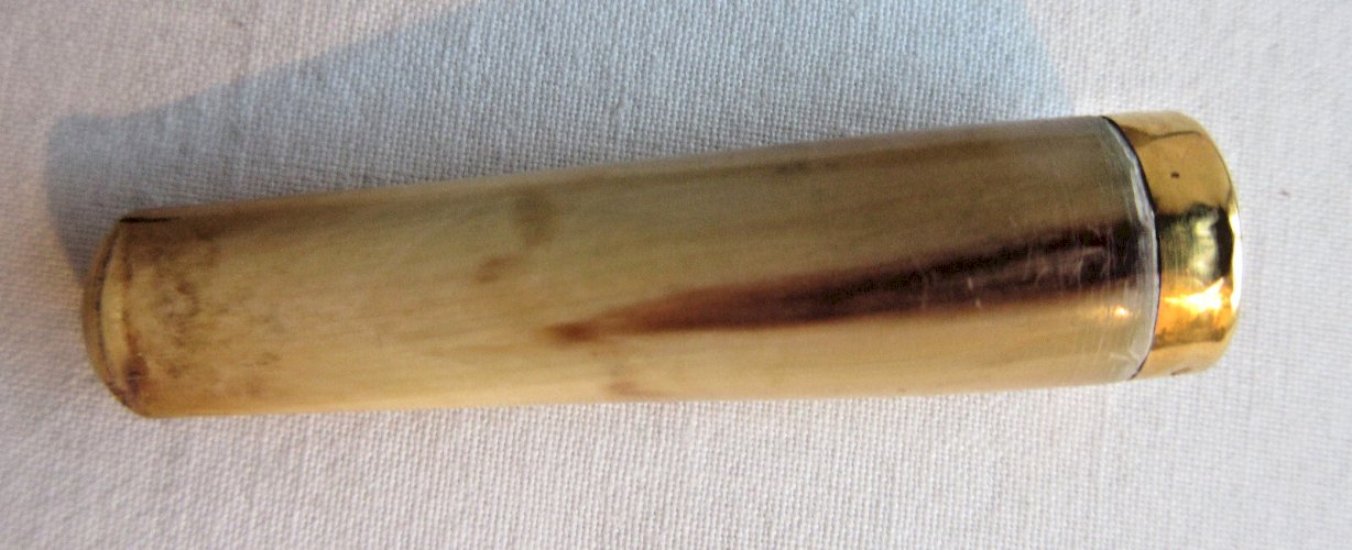 Fume cigarette Art Déco en os avec bague en OR, dans étui en peau