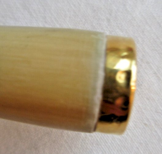 Fume cigarette Art Déco en os avec bague en OR, dans étui en peau