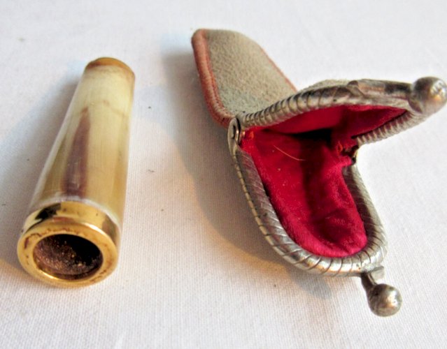 Fume cigarette Art Déco en os avec bague en OR, dans étui en peau
