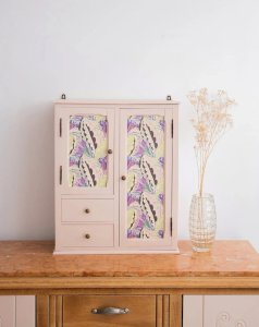 Gaëlle, the medicine cabinet No. 136