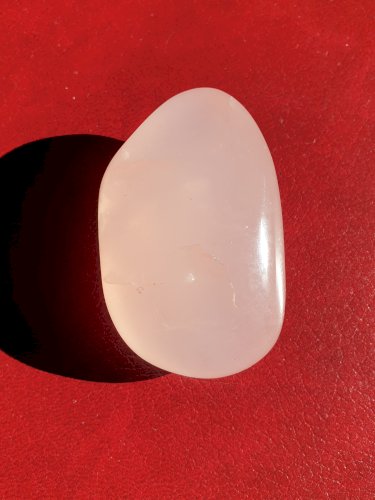 Galet de quartz rose longueur 7,6 cm poids 173 grammes