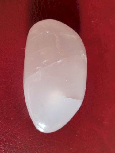 Galet de quartz rose longueur 7,6 cm poids 173 grammes