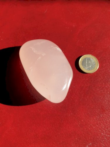 Galet de quartz rose longueur 7,6 cm poids 173 grammes