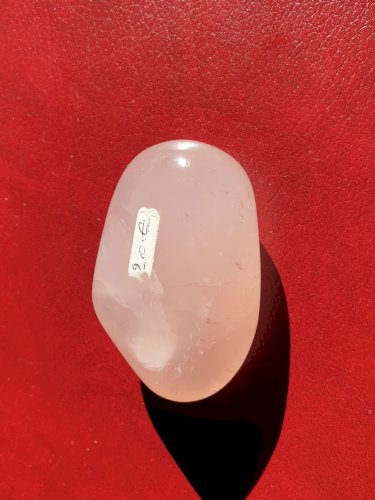 Galet de quartz rose longueur 7,6 cm poids 173 grammes