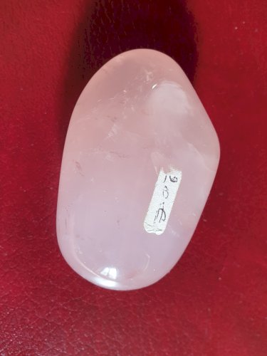 Galet de quartz rose longueur 7,6 cm poids 173 grammes