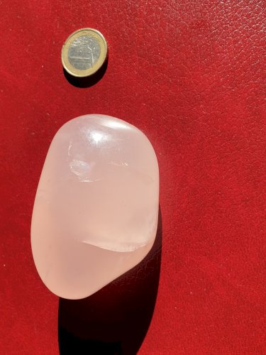 Galet de quartz rose longueur 7,6 cm poids 173 grammes