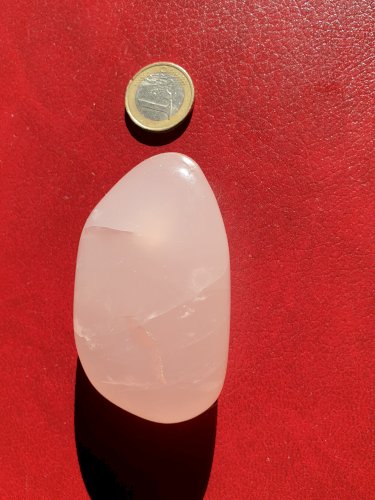 Galet de quartz rose longueur 7,6 cm poids 173 grammes