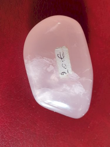 Galet de quartz rose longueur 7,6 cm poids 173 grammes