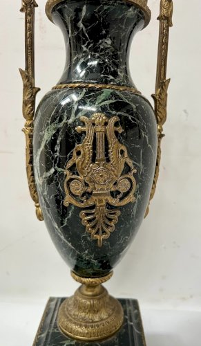 Garniture de cheminée de style Empire en marbre vert de mer XIX siècle