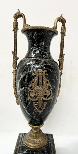 Garniture de cheminée de style Empire en marbre vert de mer XIX siècle