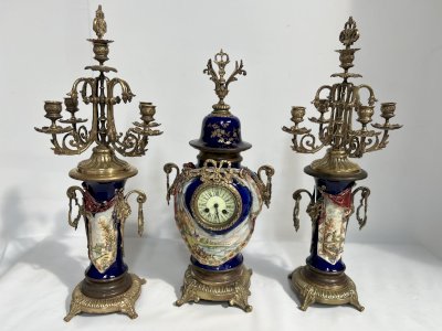 garniture de cheminée en faïence polychrome à décor de paysage . XX siècle .