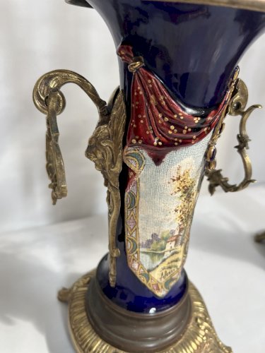 garniture de cheminée en faïence polychrome à décor de paysage . XX siècle .