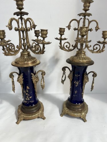 garniture de cheminée en faïence polychrome à décor de paysage . XX siècle .