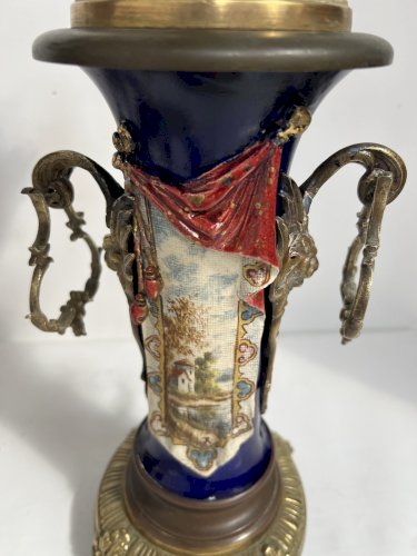 garniture de cheminée en faïence polychrome à décor de paysage . XX siècle .