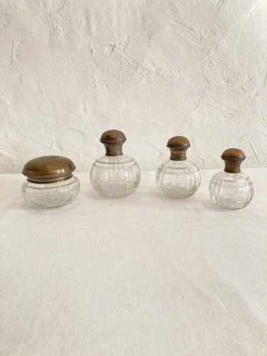 Garniture / nécessaire de toilette / Flacons en cristal ciselé, années 1920