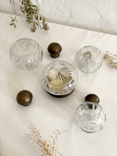 Garniture / nécessaire de toilette / Flacons en cristal ciselé, années 1920