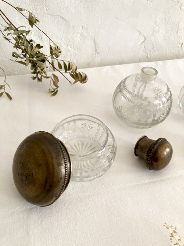 Garniture / nécessaire de toilette / Flacons en cristal ciselé, années 1920