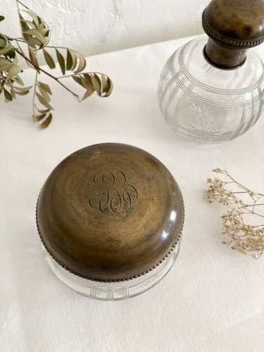 Garniture / nécessaire de toilette / Flacons en cristal ciselé, années 1920
