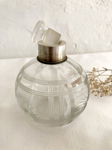 Garniture / nécessaire de toilette / Flacons en cristal ciselé, années 1920