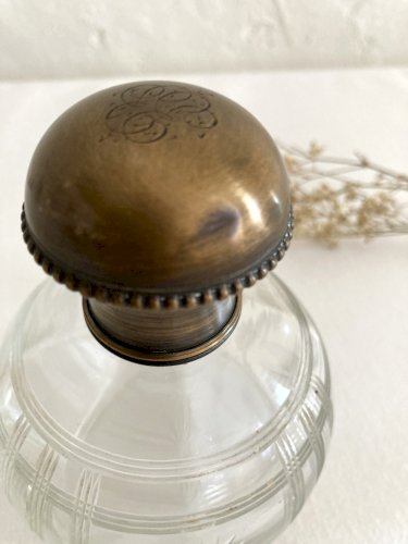 Garniture / nécessaire de toilette / Flacons en cristal ciselé, années 1920
