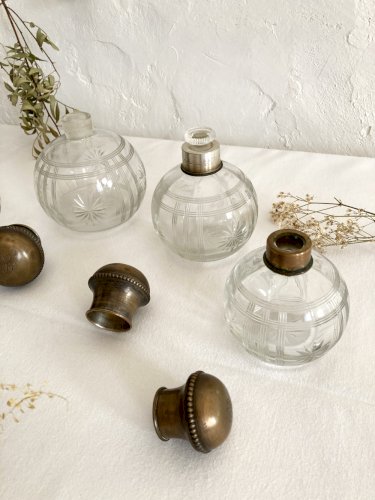 Garniture / nécessaire de toilette / Flacons en cristal ciselé, années 1920