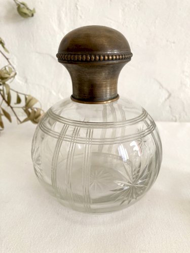 Garniture / nécessaire de toilette / Flacons en cristal ciselé, années 1920