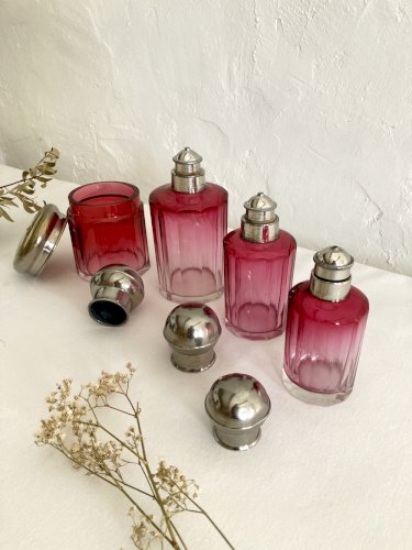 Garniture / nécessaire de toilette / Flacons en cristal rose, années 1920