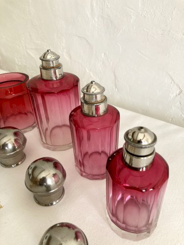 Garniture / nécessaire de toilette / Flacons en cristal rose, années 1920