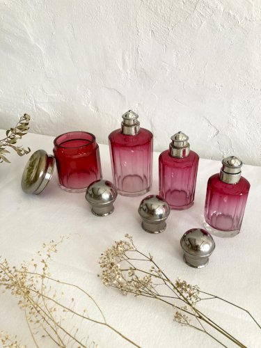 Garniture / nécessaire de toilette / Flacons en cristal rose, années 1920