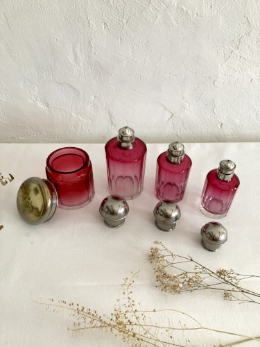 Garniture / nécessaire de toilette / Flacons en cristal rose, années 1920