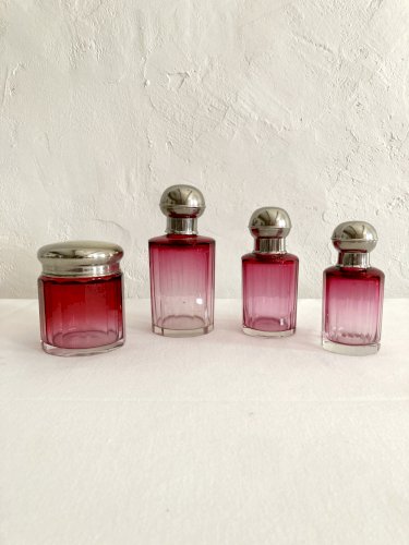Garniture / nécessaire de toilette / Flacons en cristal rose, années 1920