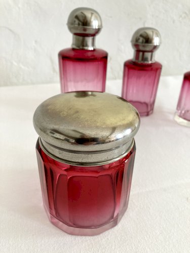 Garniture / nécessaire de toilette / Flacons en cristal rose, années 1920