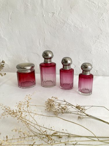 Garniture / nécessaire de toilette / Flacons en cristal rose, années 1920
