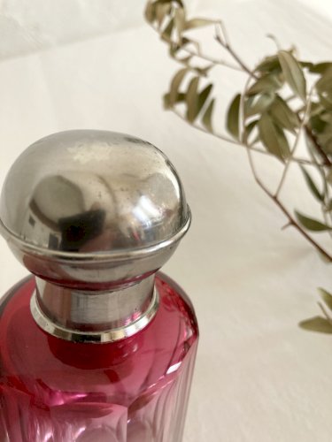 Garniture / nécessaire de toilette / Flacons en cristal rose, années 1920
