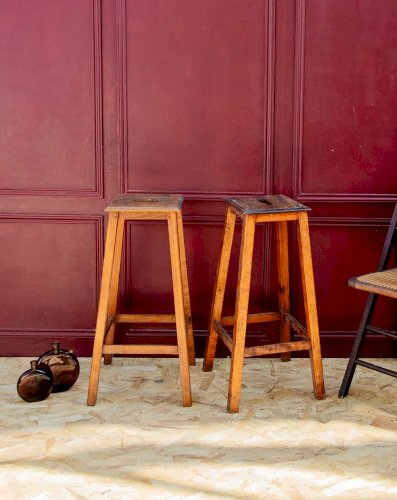 Gaston, la paire de tabourets de bar en bois N°89
