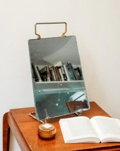 Georges, the former metal shoemaker's mirror No. 877