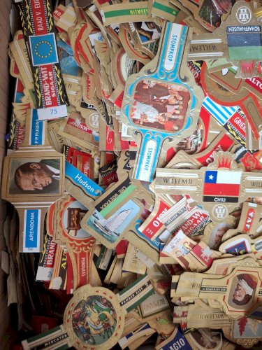 Gigantesque collection de 10000 bagues de cigares principalement Belgique 1945-1978