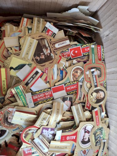 Gigantesque collection de 10000 bagues de cigares principalement Belgique 1945-1978