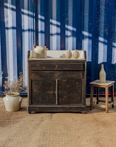 Gilbert, le buffet noir en bois et marbre N°733