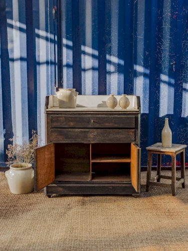 Gilbert, le buffet noir en bois et marbre N°733