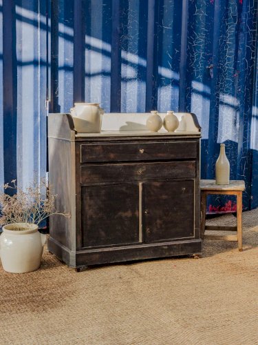 Gilbert, le buffet noir en bois et marbre N°733